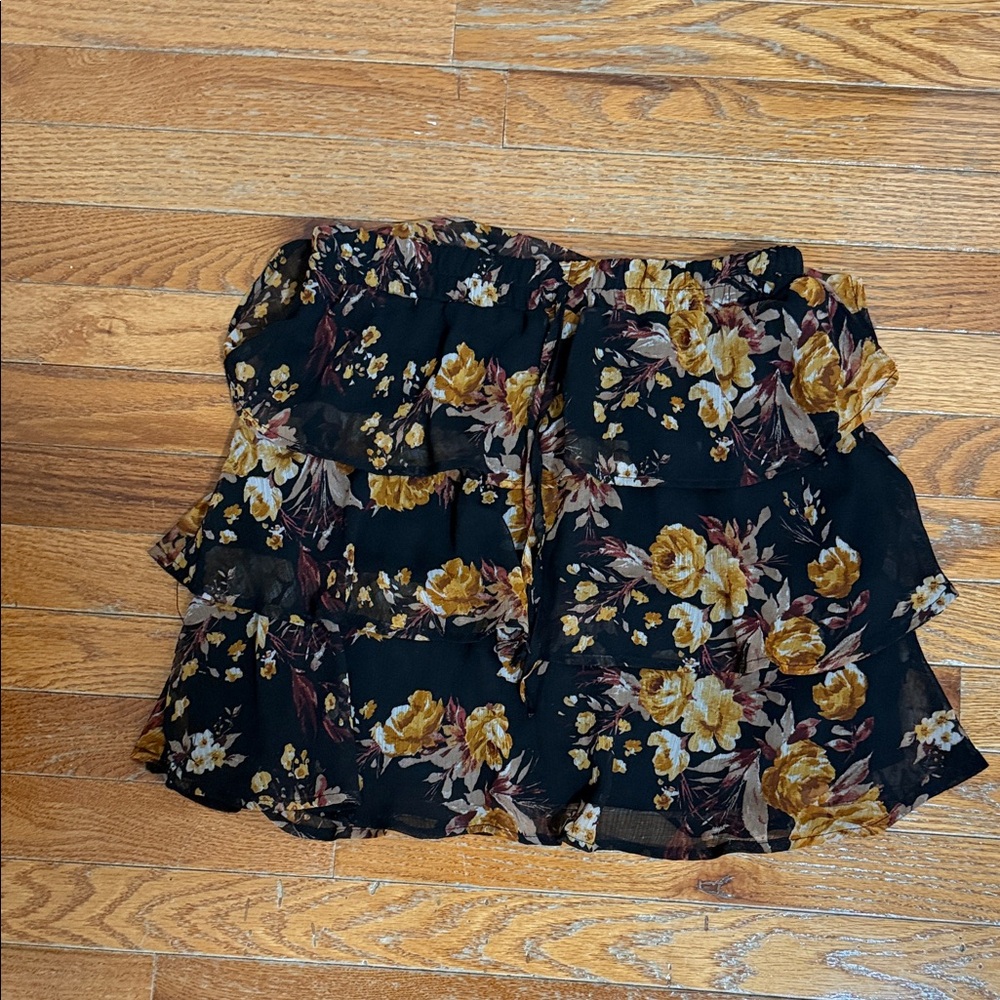 Mi Ami Black Floral Tie-Waist Mini Skirt